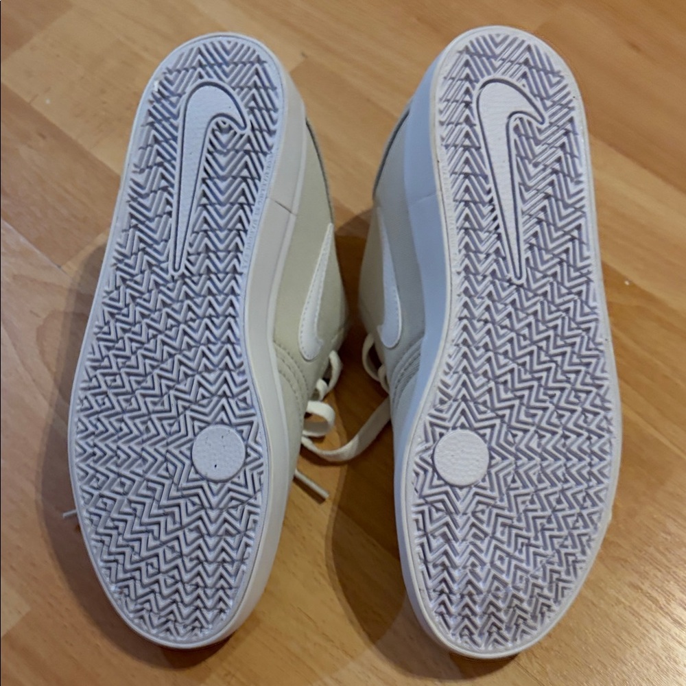 Nike SB White Lace-Up Sneakers - Picture 4 of 5